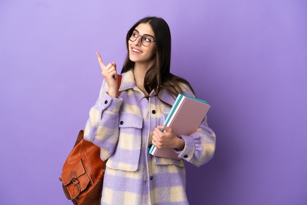 Młoda Studentka Odizolowana Na Fioletowym Tle Wskazująca świetny Pomysł