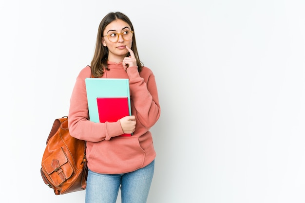 Młoda Studentka Patrząc Z Ukosa Z Wyrazem Wątpliwości I Sceptycyzmu