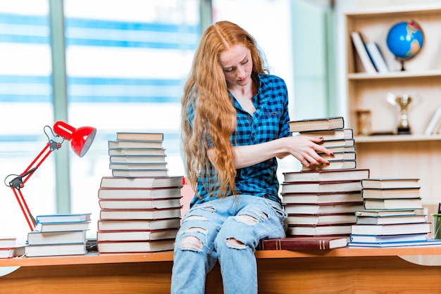 Młoda studentka przygotowuje się do egzaminów