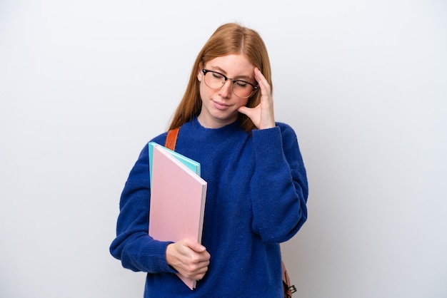 Młoda studentka ruda kobieta na białym tle z bólem głowy