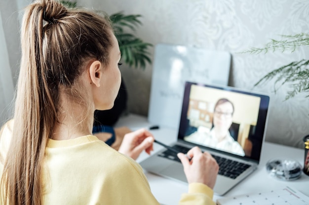 Zdjęcie młoda studentka ubiegająca się o pracę na wirtualnej rozmowie wideo online spotyka się z kobietą z hr