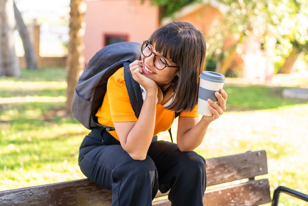 Młoda studentka wygrywa park z kawą na wynos