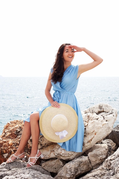 Młoda szczęśliwa kobieta pozuje w pobliżu morza letnie wakacje