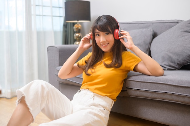 Młoda Szczęśliwa Kobieta Słuchająca Muzyki I Relaksująca Się W Domu