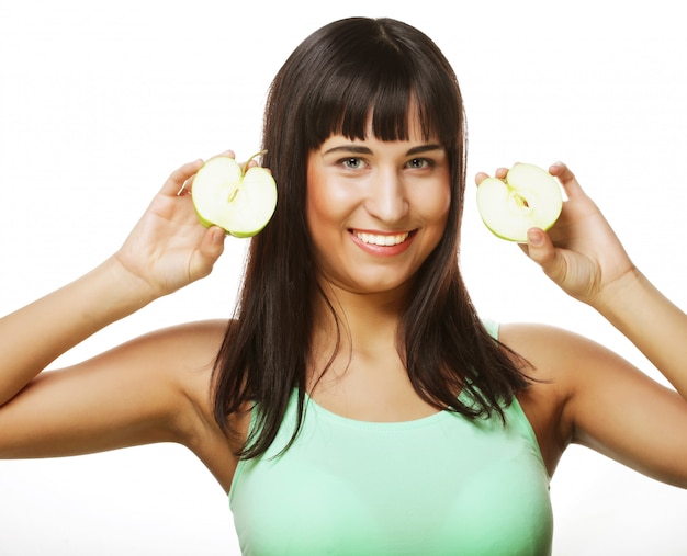 Młoda szczęśliwa kobieta trzyma zielonych jabłka