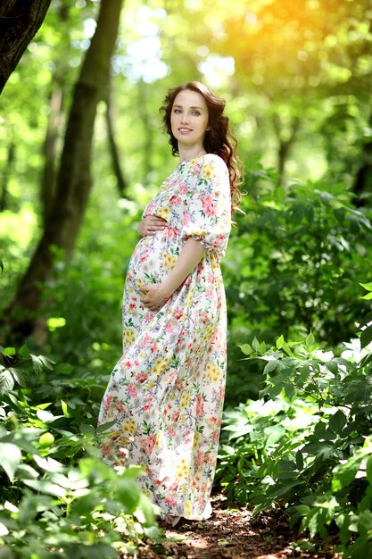 Młoda szczęśliwa kobieta w ciąży relaksuje i cieszy się życie w naturze