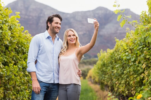 Młoda szczęśliwa para bierze selfie