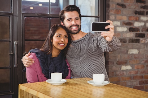 Młoda szczęśliwa para robi selfie