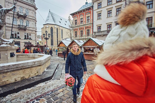 Młoda szczęśliwa para w miłości outdoors