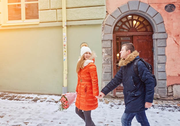 Młoda szczęśliwa para w miłości outdoors