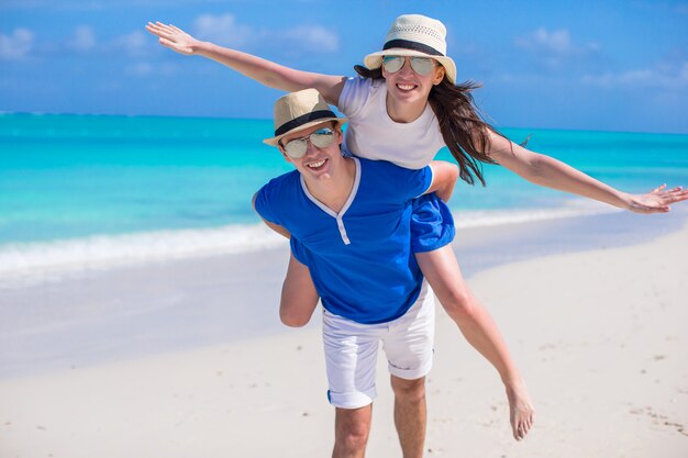 Młoda szczęśliwa para zabawy na karaibskich wakacjach