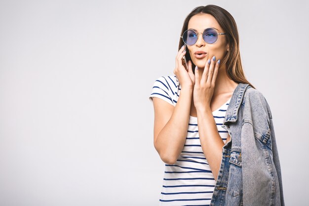 Młoda Szczęśliwa Piękna Moda Kobieta Z Okulary Za Pomocą Telefonu