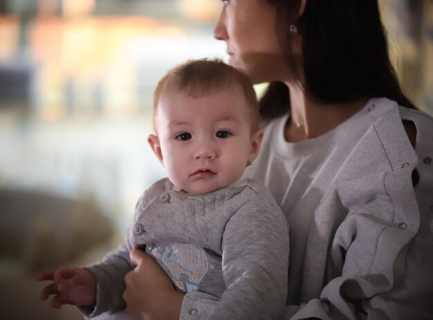 Młoda szczęśliwa rodzina na zakupach Matka trzymająca dziecko Dziecko patrzące w kamerę Portret