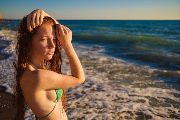 Młoda Szczupła Piękna Kobieta Na Zachód Słońca Plaża