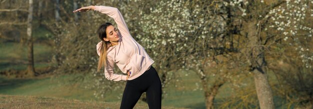 Młoda szczupła, wysportowana dziewczyna w stroju sportowym wykonuje zestaw ćwiczeń Sprawność fizyczna i zdrowy styl życia