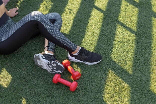 Młoda szczupła wysportowana dziewczyna w stroju sportowym wykonuje zestaw ćwiczeń Sprawność fizyczna i zdrowy styl życia