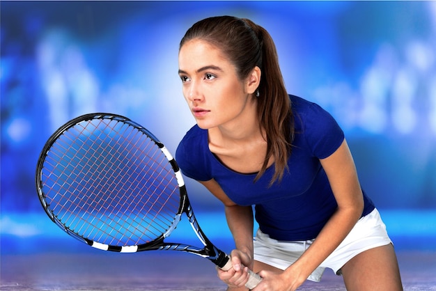 Młoda tenisistka z rakietą na niebieskim tle
