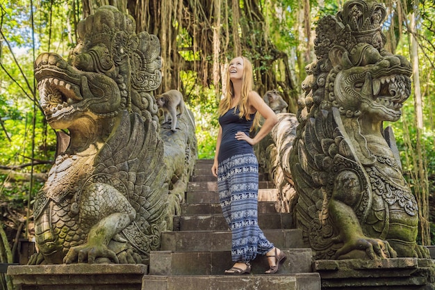 Młoda turystka bada Monkey Forest w Ubud, Bali, Indonezja