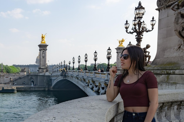 Młoda turystka na moście Aleksandra III