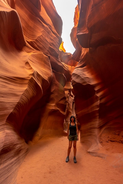 Młoda Turystka Odwiedzająca Piękną Lower Antelope. Arizona, Stany Zjednoczone