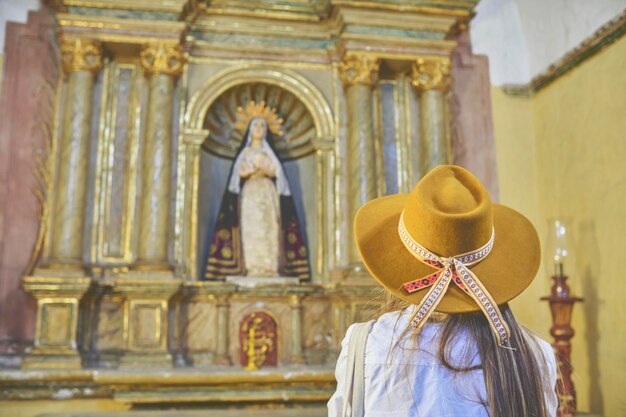 Młoda turystka w kaplicy klasztoru Santa Catalina Arequipa Peru koncepcja podróży