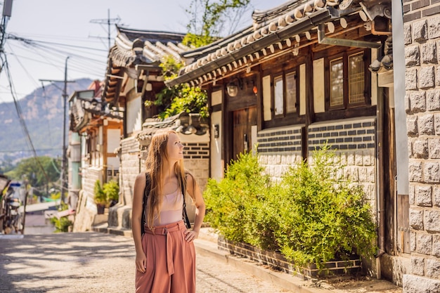 Młoda turystka w wiosce Bukchon Hanok jest jednym ze słynnych miejsc, w których zachowały się tradycyjne koreańskie domy. Podróż do Korei Concept