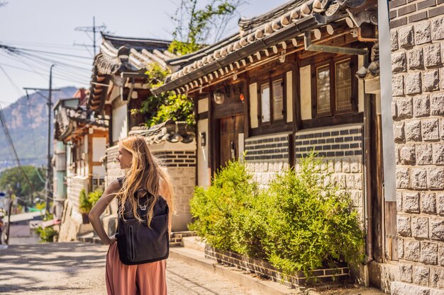 Młoda turystka w wiosce Bukchon Hanok jest jednym ze słynnych miejsc, w których zachowały się tradycyjne koreańskie domy. Podróż do Korei Concept
