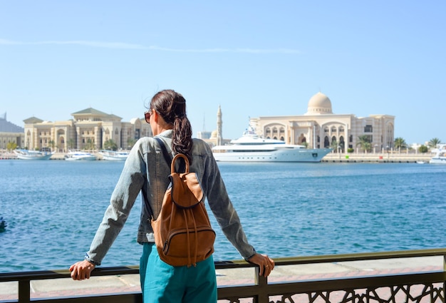 Młoda turystka z plecakiem patrzy na region administracyjny emiratu