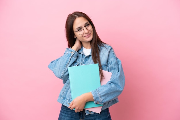 Młoda ukraińska studentka odizolowana na różowym tle śmiejąca się