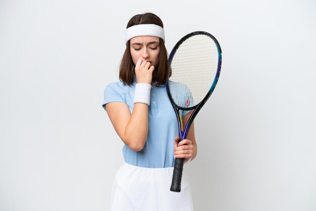Młoda ukraińska tenisistka na białym tle ma wątpliwości