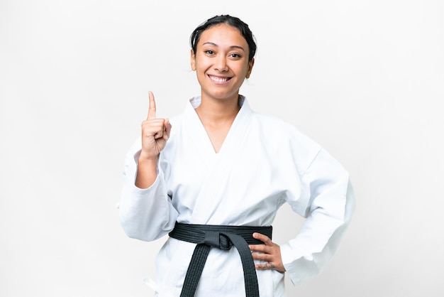 Młoda Urugwajska kobieta uprawiająca karate na białym tle, wskazująca na świetny pomysł
