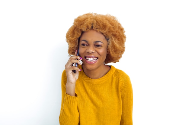Młoda Uśmiechnięta Afrykańska Kobieta Opowiada Na Telefonie.