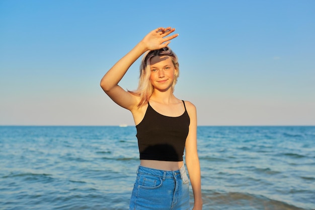Młoda uśmiechnięta blond modelka wakacje i relaks nad brzegiem morza