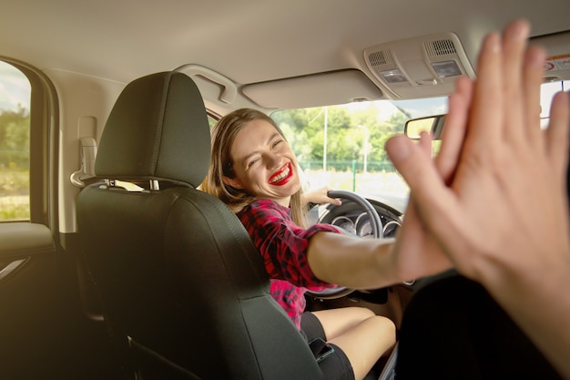 Młoda uśmiechnięta kobieta jedzie nowożytnego samochód