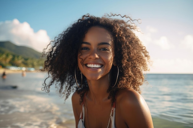 Młoda uśmiechnięta kobieta na wybrzeżu Karaibów