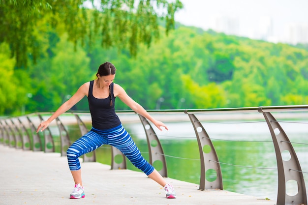 Młoda Uśmiechnięta Kobieta Robi Sporty ćwiczy Outdoors