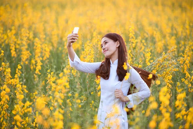 Młoda Wietnamka, która lubi robić selfie na żółtym pastwisku