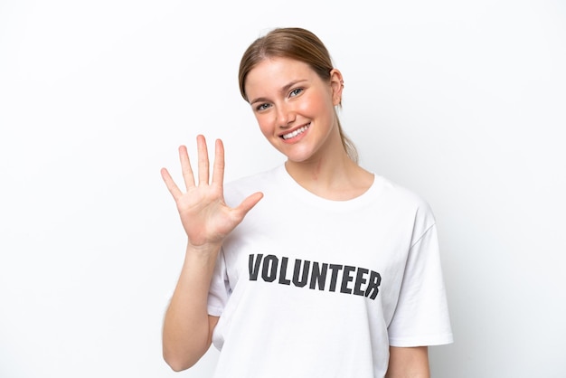 Zdjęcie młoda wolontariuszka na białym tle licząc pięć palcami