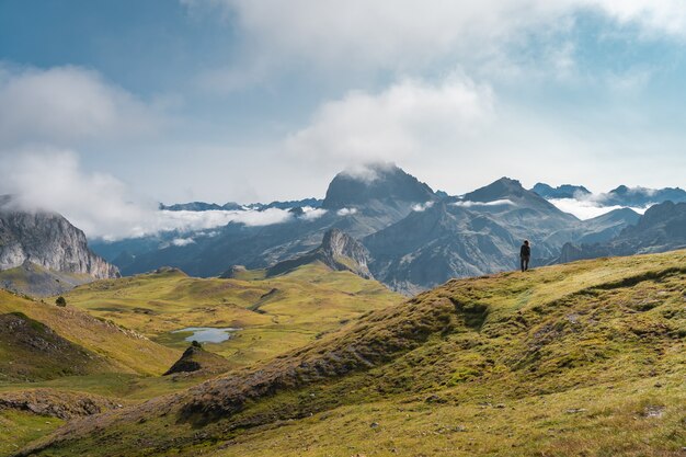 Młoda, żądna przygód kobieta, trekking w wysokich górach Styl życia relaks i wolność