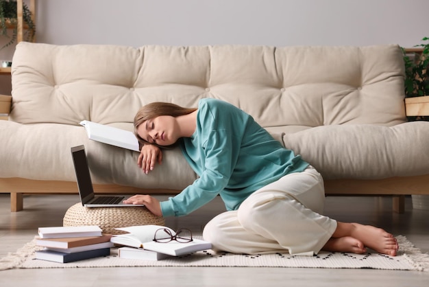 Zdjęcie młoda zmęczona kobieta śpi w pobliżu kanapy w domu