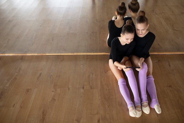 Młode dziewczyny wspólnie trenują gimnastykę