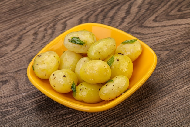 Młode gotowane ziemniaki w misce