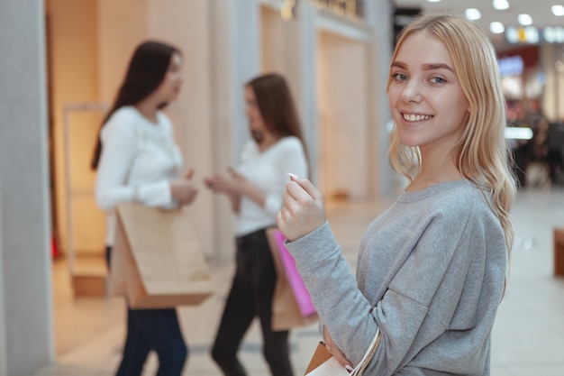 Młode Kobiety Cieszy Się Robić Zakupy Wpólnie Przy Centrum Handlowym