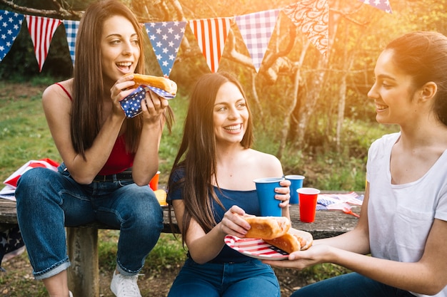 Zdjęcie młode kobiety jedzące hot-dogi