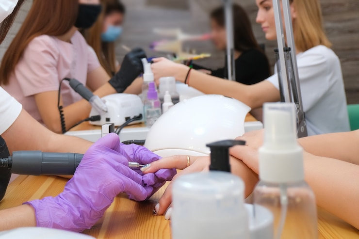 Zdjęcie młode kobiety otrzymują usługę manicure w salonie kosmetycznym.