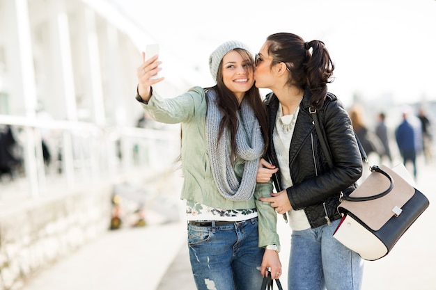 Młode kobiety takin selfie plenerowi