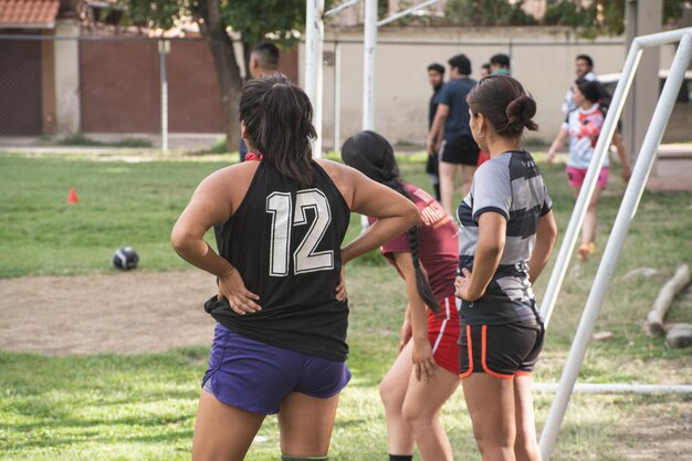 młode kobiety trenujące rugby