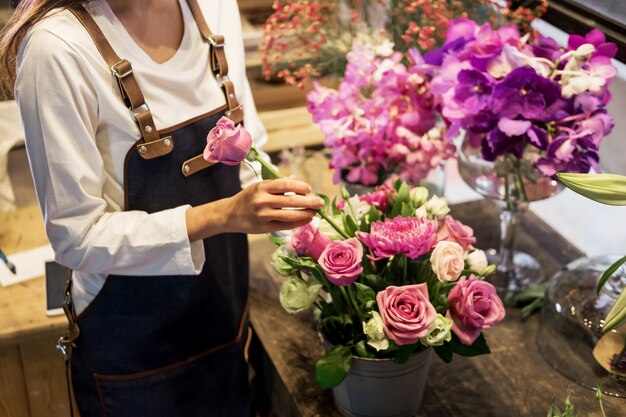 młode kobiety właściciel firmy kwiaciarnia co bukiet