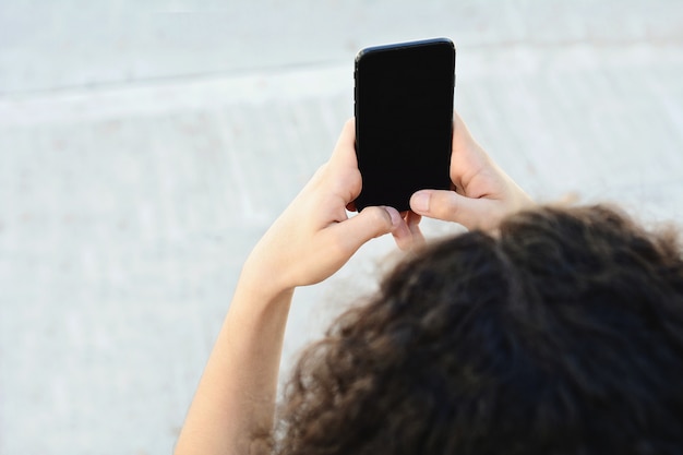 Młode kobiety wysyła wiadomość z smartphone.