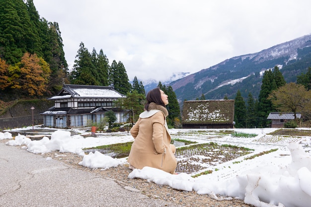 Młode Kobiety Z Tradycyjną Drewnianą Wiejską Wioską Otoczoną Japonią